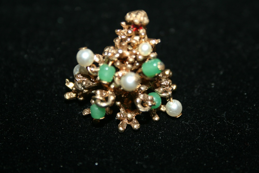 Vintage Christmas Tree Pin .. Pearls And Green Glass Beads On Gold .. Nice Texture